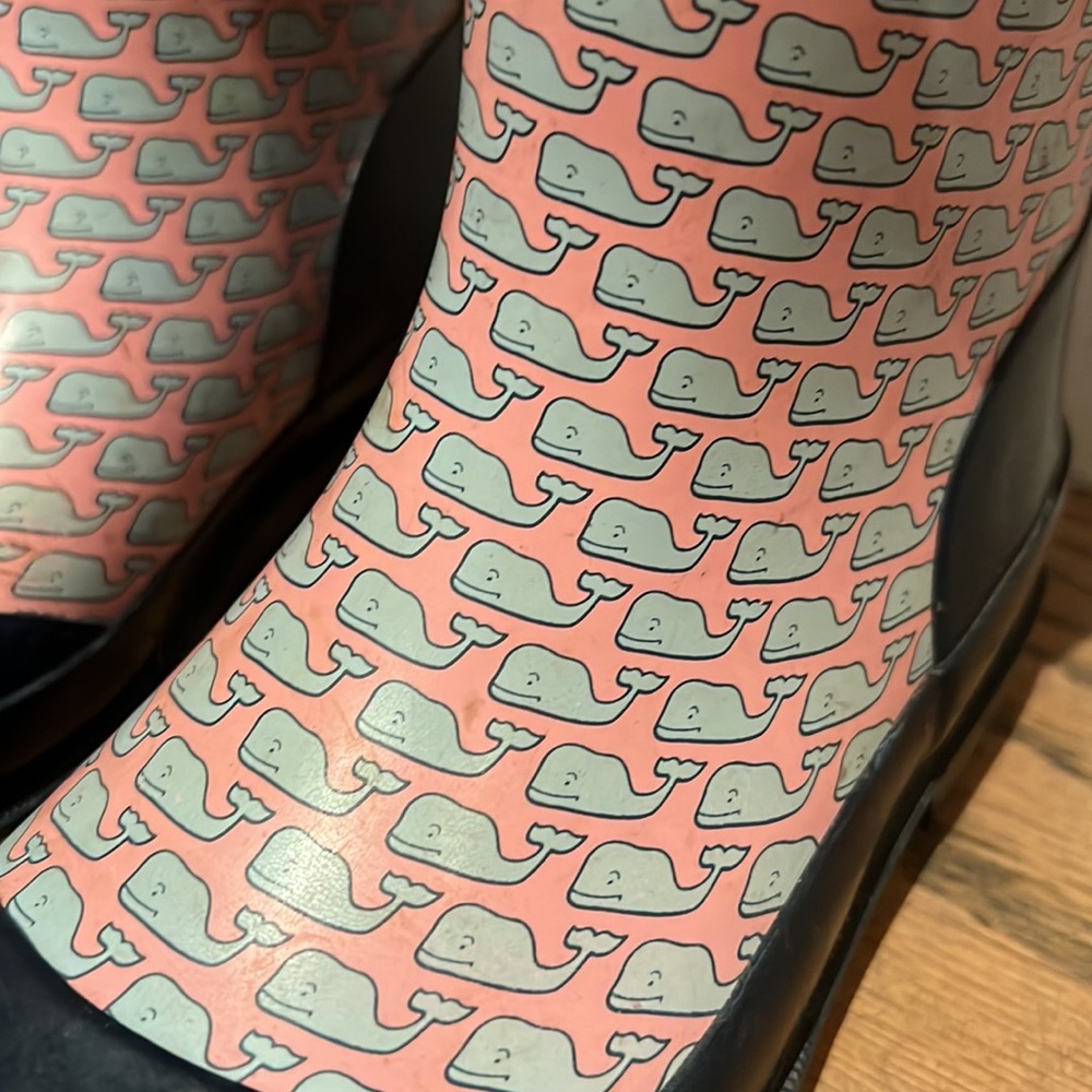 Vineyard Vines rain boots pink with whales - Picture 6 of 9